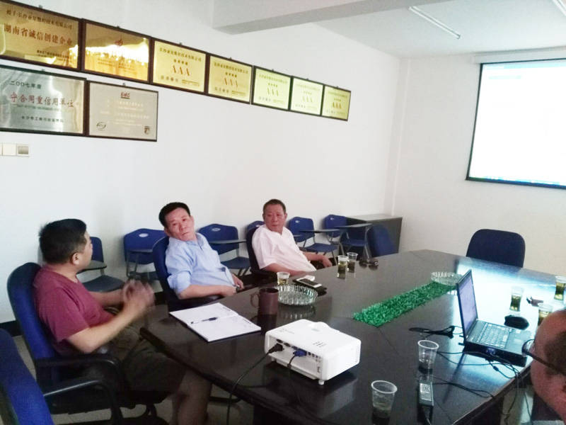 重慶大學資源與環境工程學院王維忠老來我公司交流試驗機與專機 重慶大學資源與環境工程學院王維忠老來我公司交流試驗機與專機